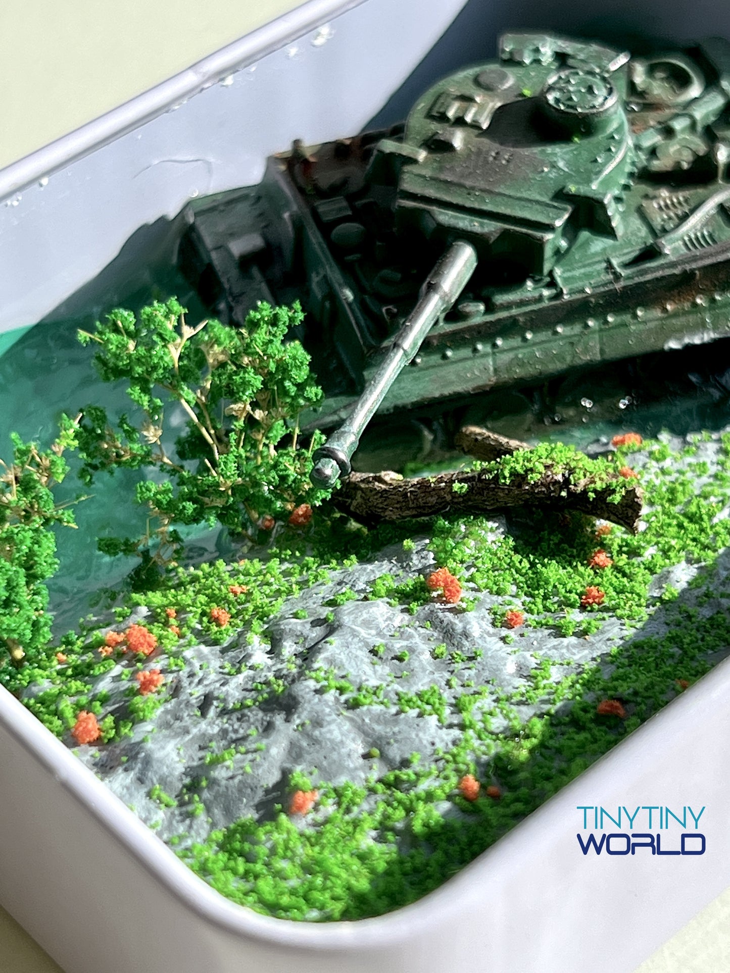 The Tank in the Box Realistic Miniature Epoxy Resin Art Display Home Decor Unique Gift