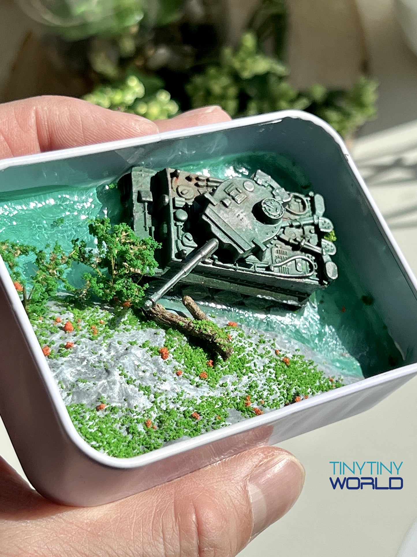 The Tank in the Box Realistic Miniature Epoxy Resin Art Display Home Decor Unique Gift