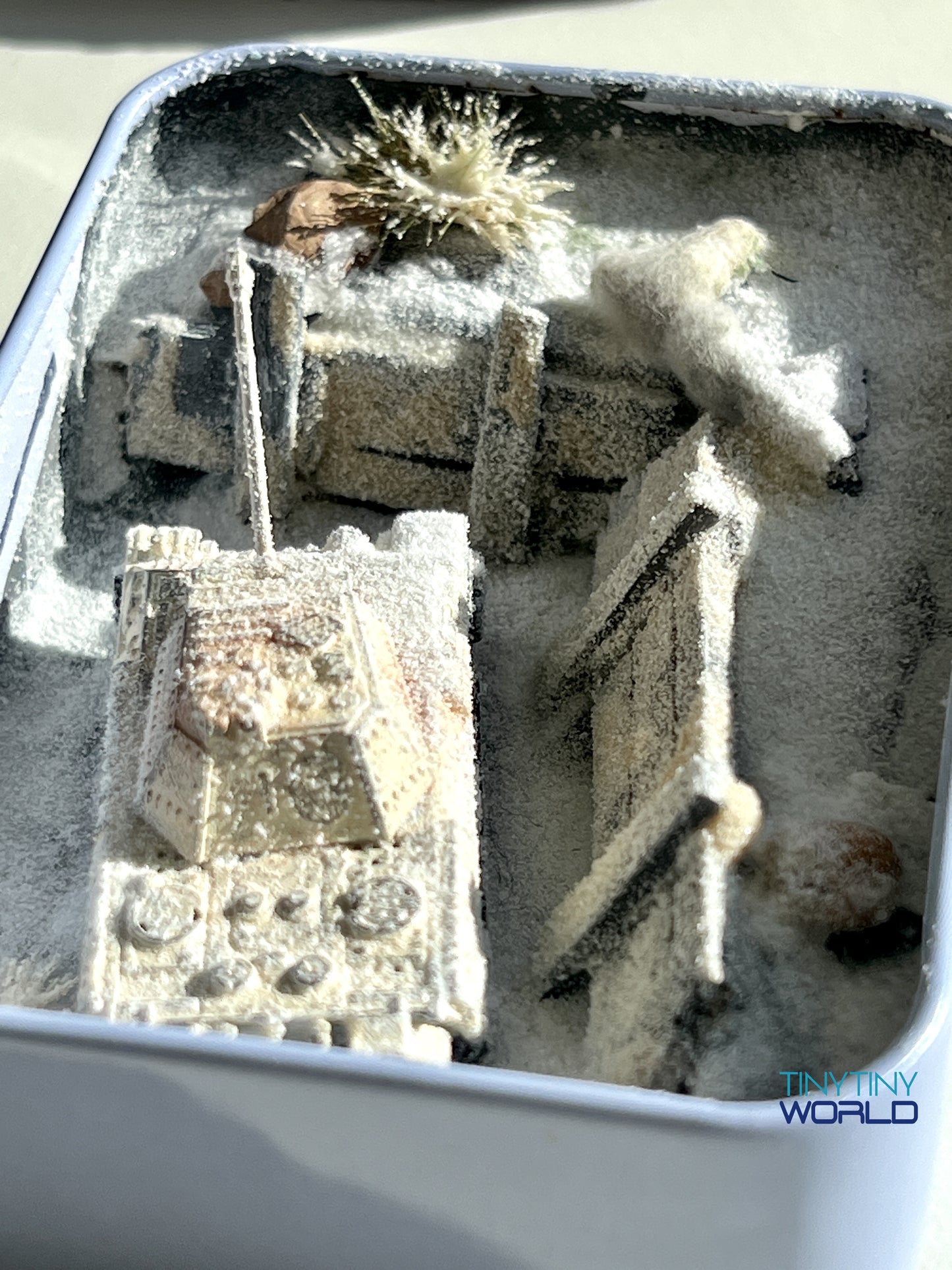 The Snowy Tank Realistic Miniature Epoxy Resin Art Display Hand-made Unique Gift