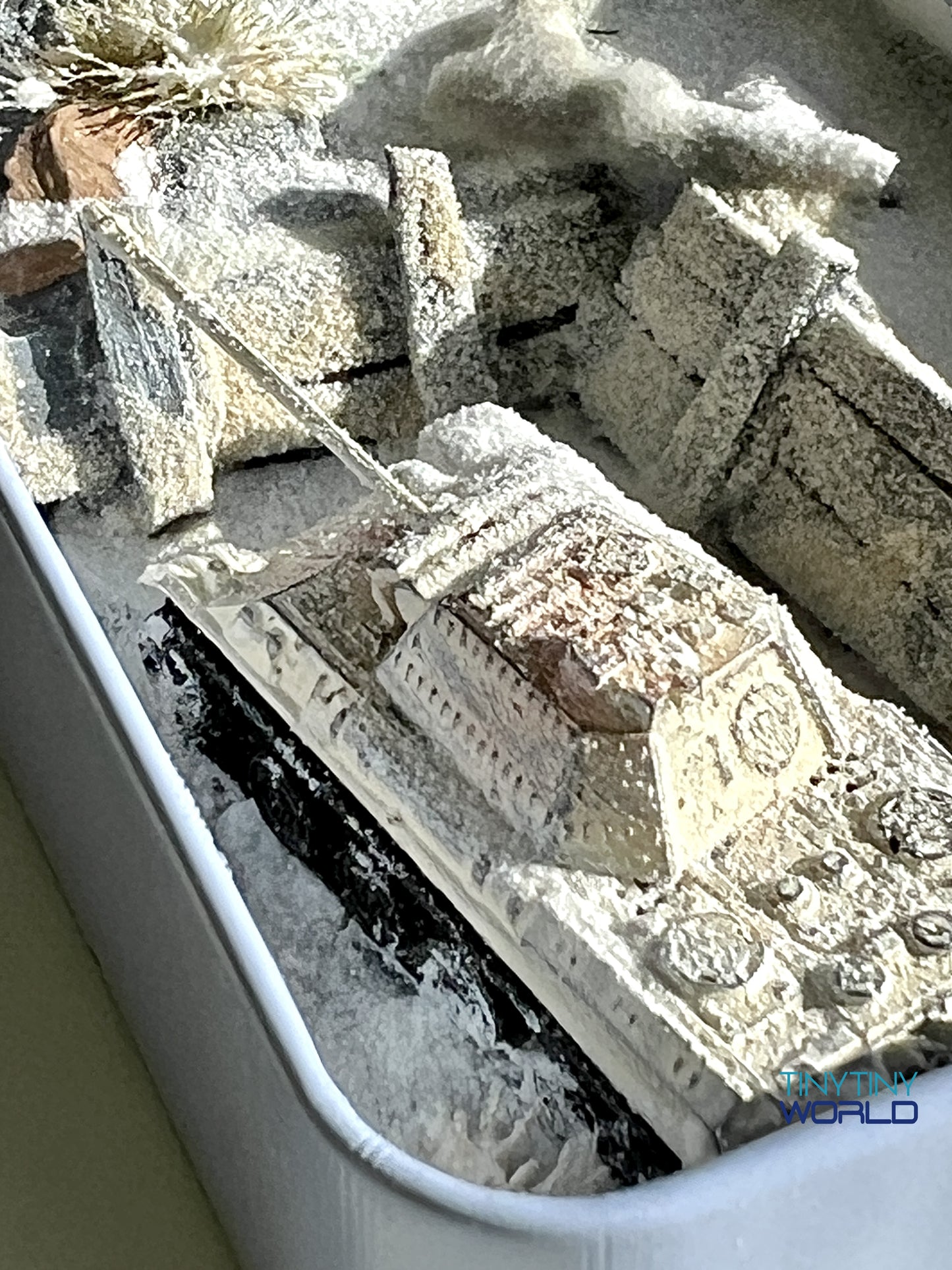 The Snowy Tank Realistic Miniature Epoxy Resin Art Display Hand-made Unique Gift